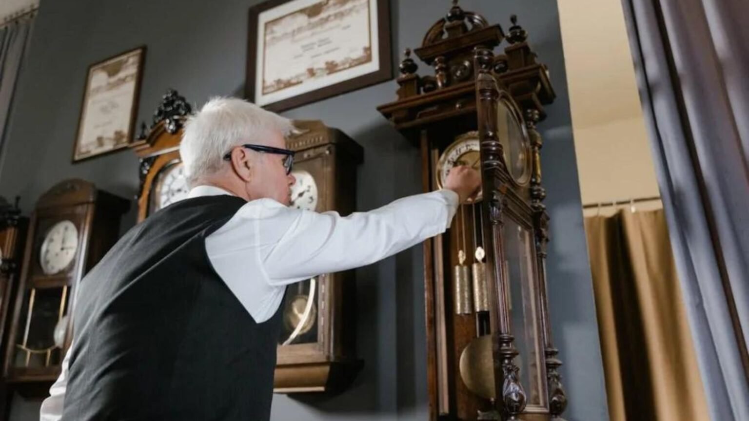 Famous Antique Clockmakers and Their Legacies