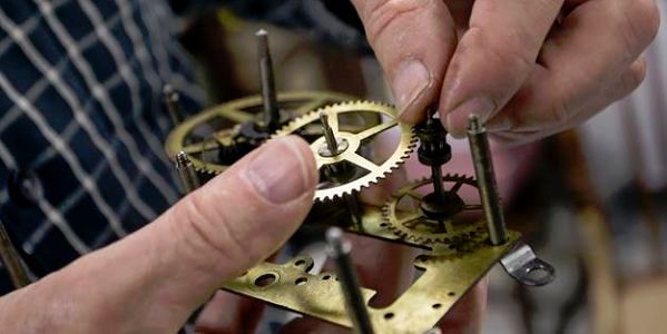 How to Choose a Reliable Clock Repair Specialist